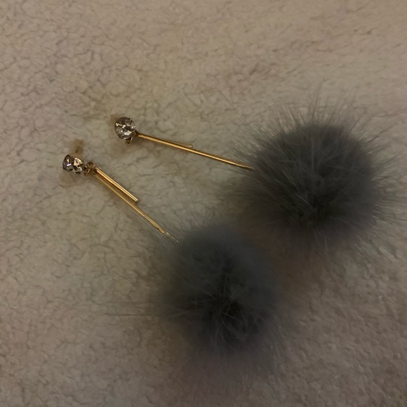 🌏5/25 Green/Gray Fuzzy Earrings - Picture 4 of 4